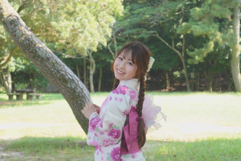 福岡市・小戸公園で開催された浴衣ポートレート撮影会。出演モデル『まな』が夏の午前光の中で涼やかな表情を見せる一枚。